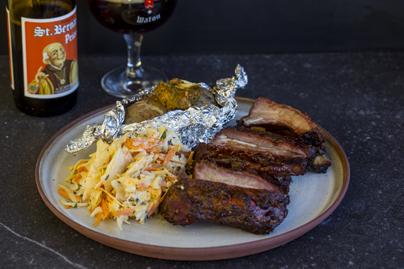 Travers de porc au coleslaw et aux pommes de terre